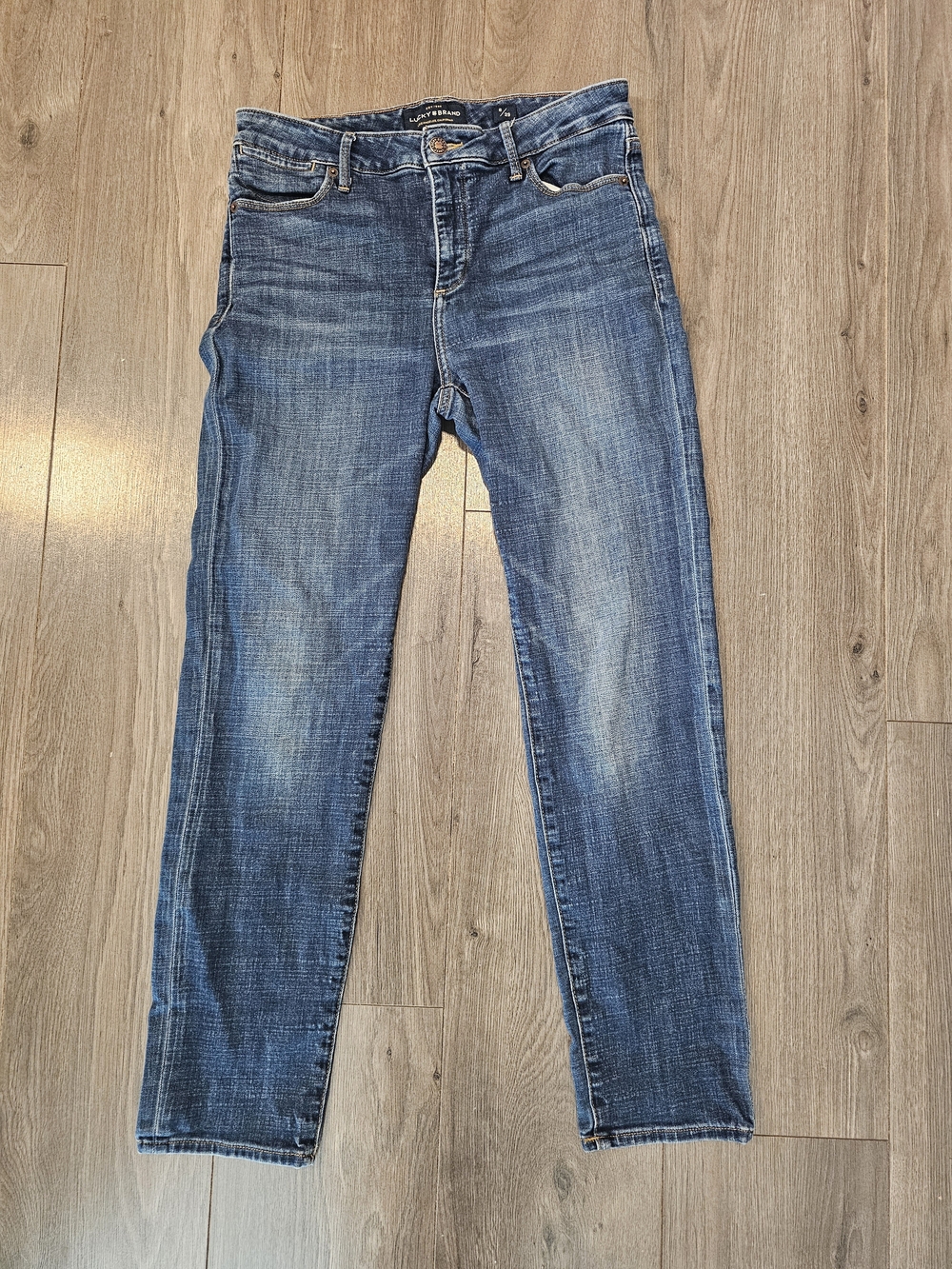 Slim Straight Women's LUCKY Jeans in Faded Blue- SIZE 8